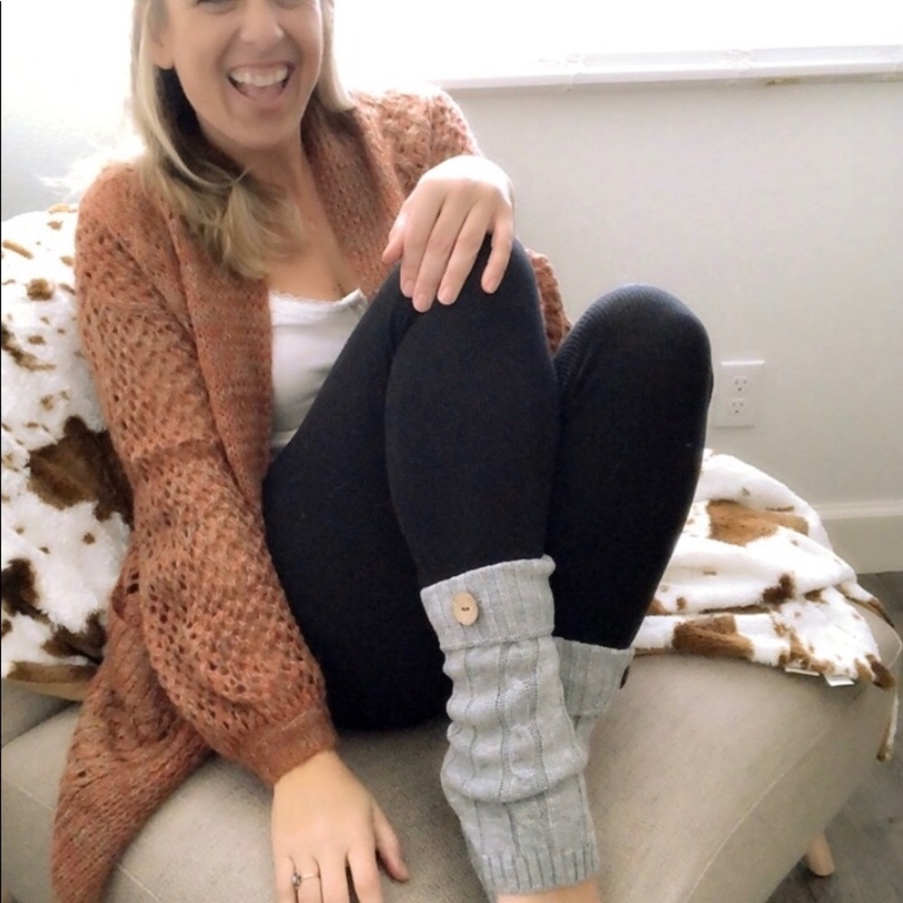 Gray Cable Knit Boot Cuff with Button 👢 - Picture 3 of 6